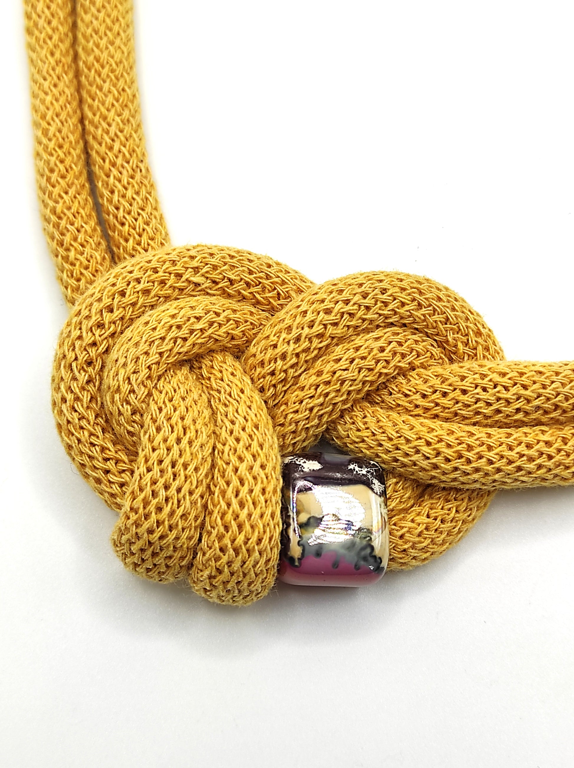 Collana di cotone con perla in ceramica smaltata, modello Circe, color honey.