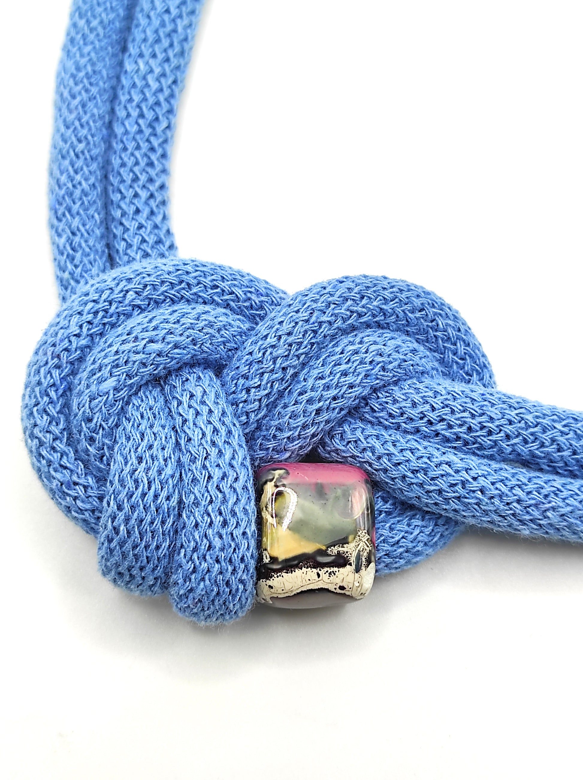 Collana di cotone con perla in ceramica smaltata, modello Circe, color perfect blue.
