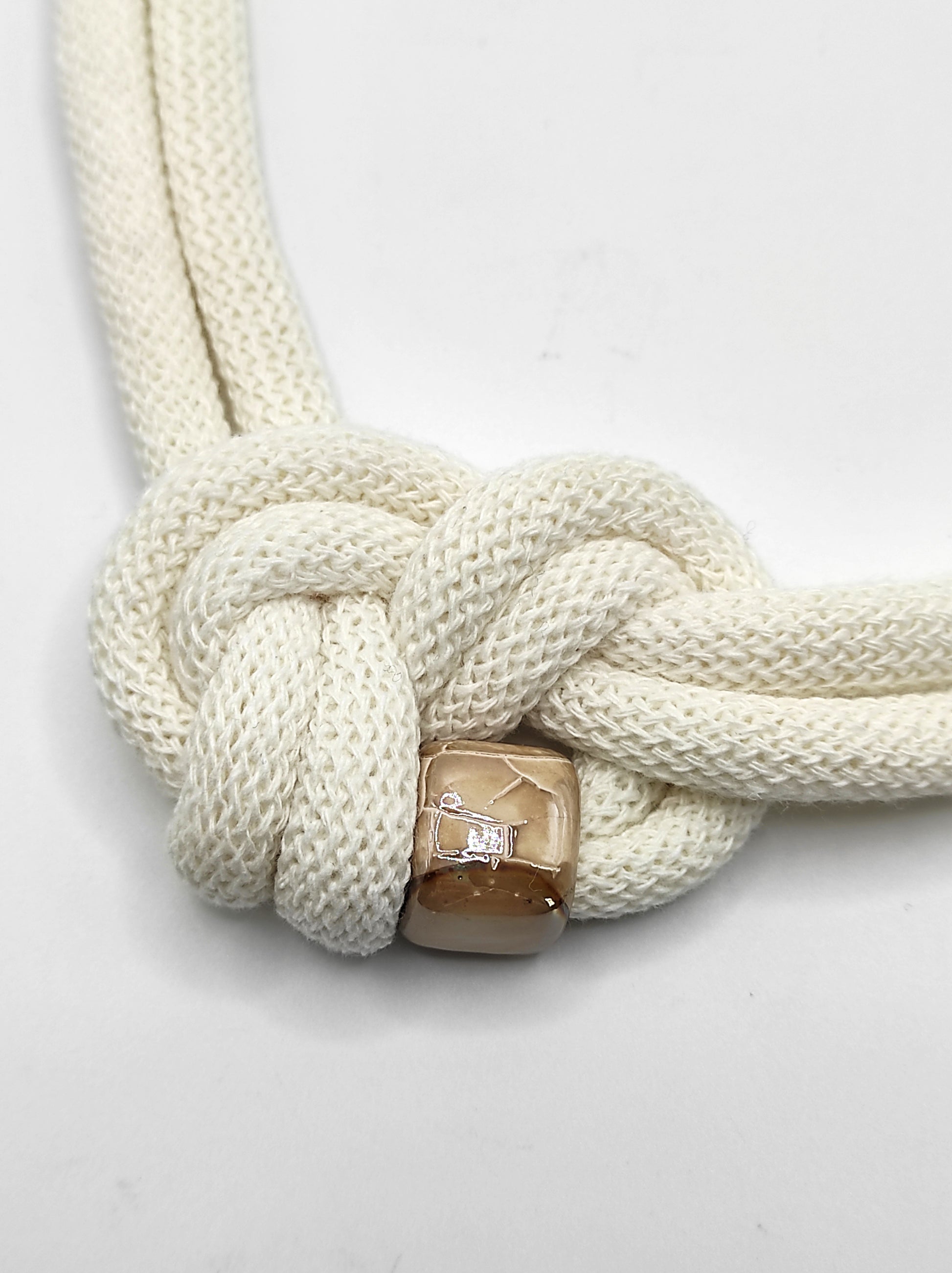 Collana di cotone con perla in ceramica smaltata, modello Circe, color off white.