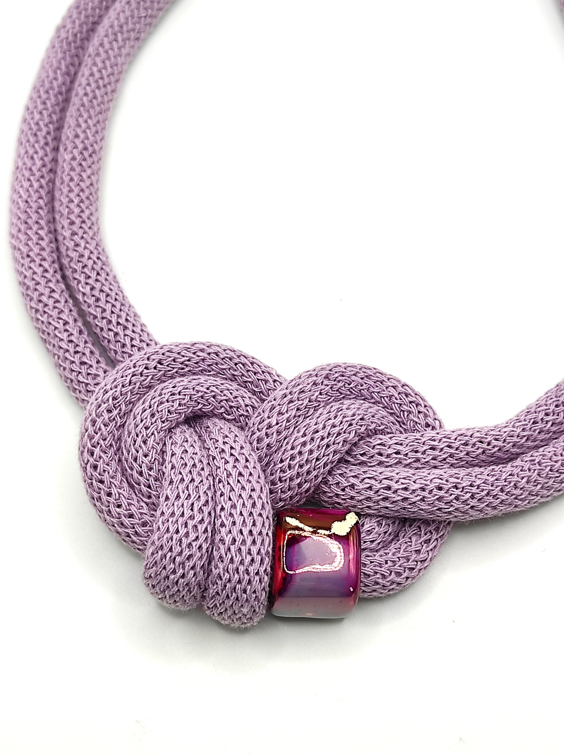 Collana di cotone con perla in ceramica smaltata, modello Circe, color lavender.