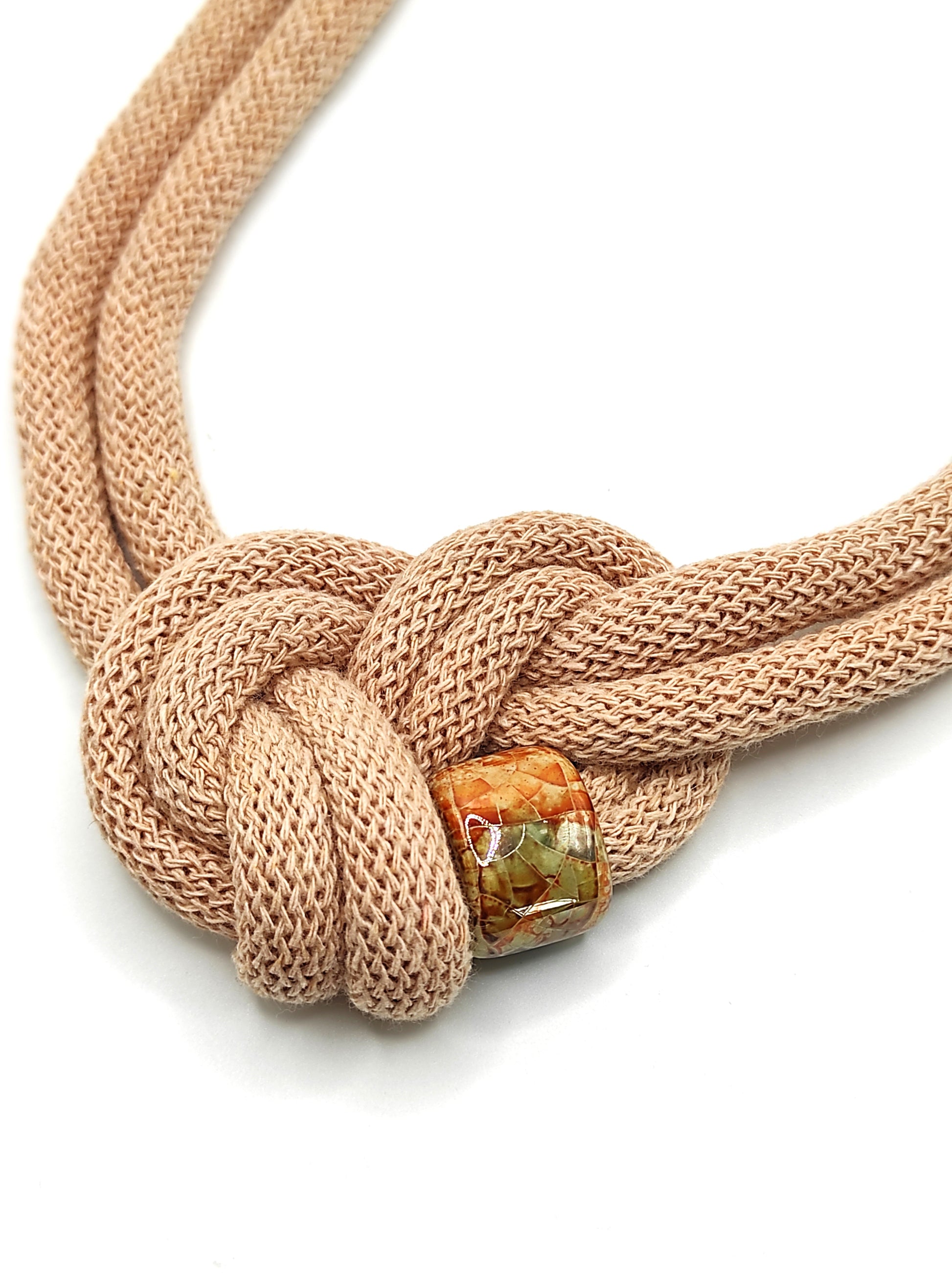 Collana di cotone con perla in ceramica smaltata, modello Circe, color biscuit.