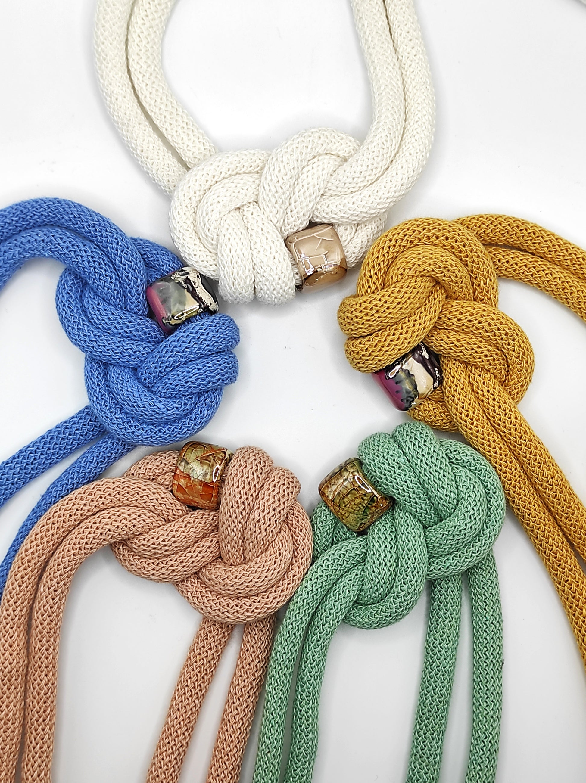 Collana di cotone con perla in ceramica smaltata, modello Circe, vari colori.