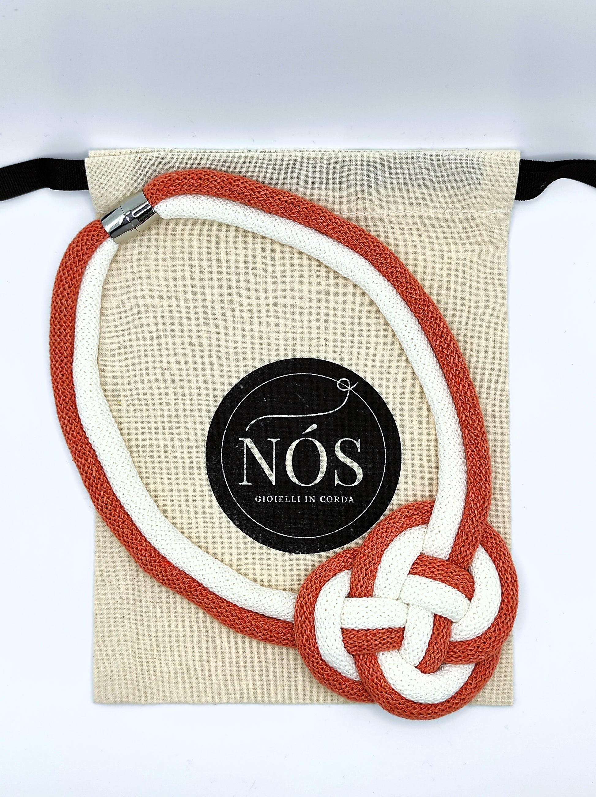 Collana in cotone modello Gea, colori off white e terracotta.