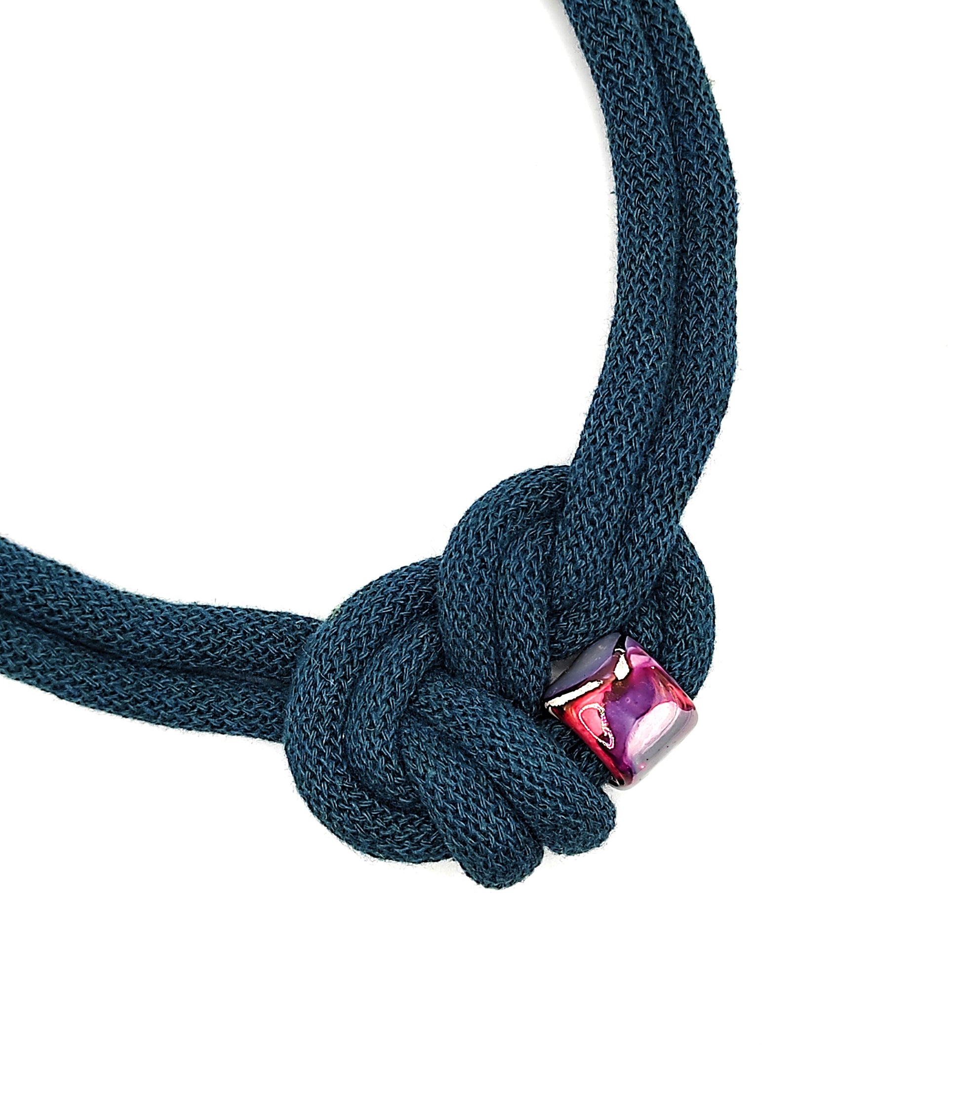 Collana di cotone con perla in ceramica smaltata, modello Circe, color peacock blue.