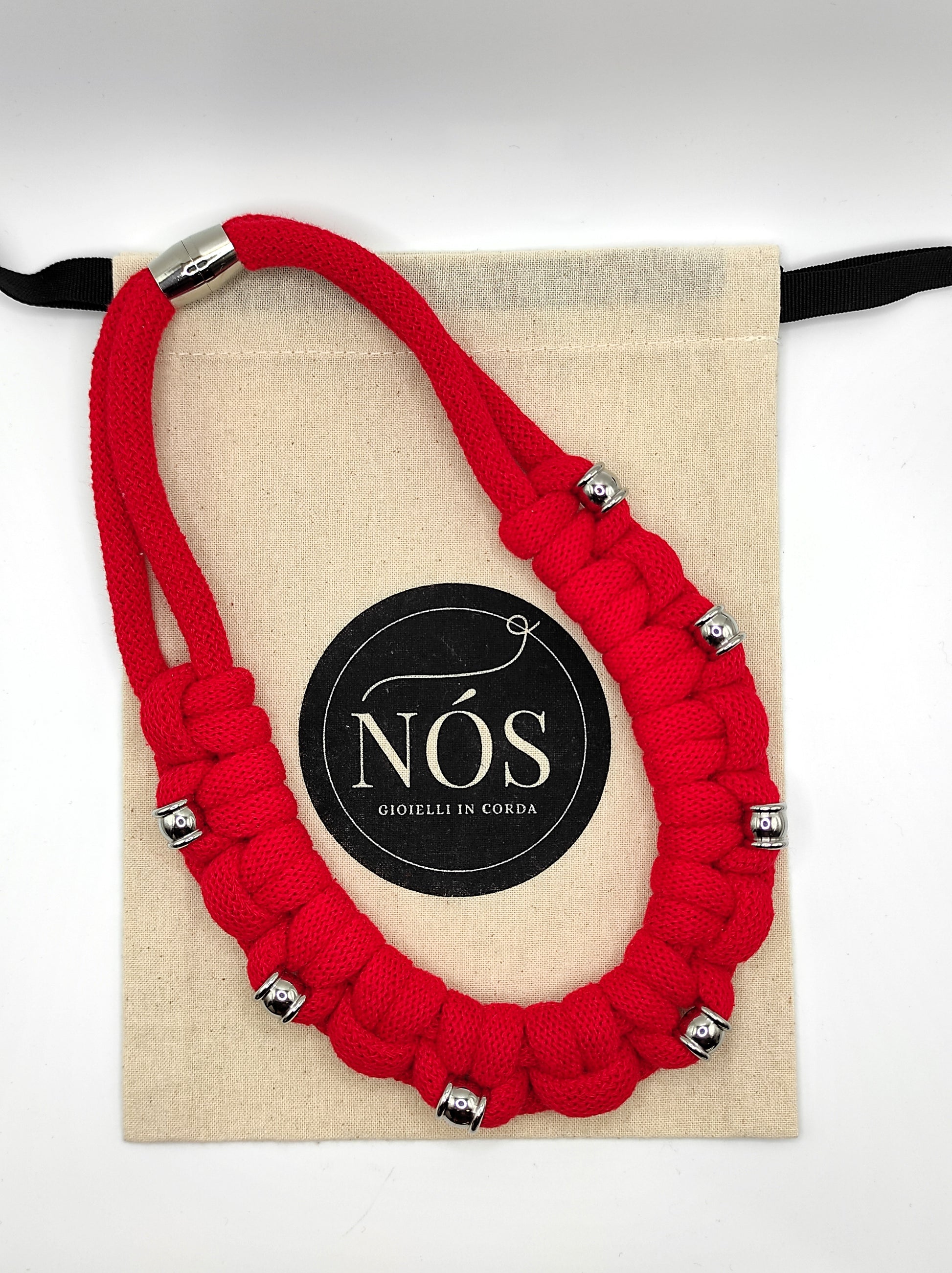 Collana in cotone, modello Diana Rock, con perle in acciaio inossidabile, color classic red.