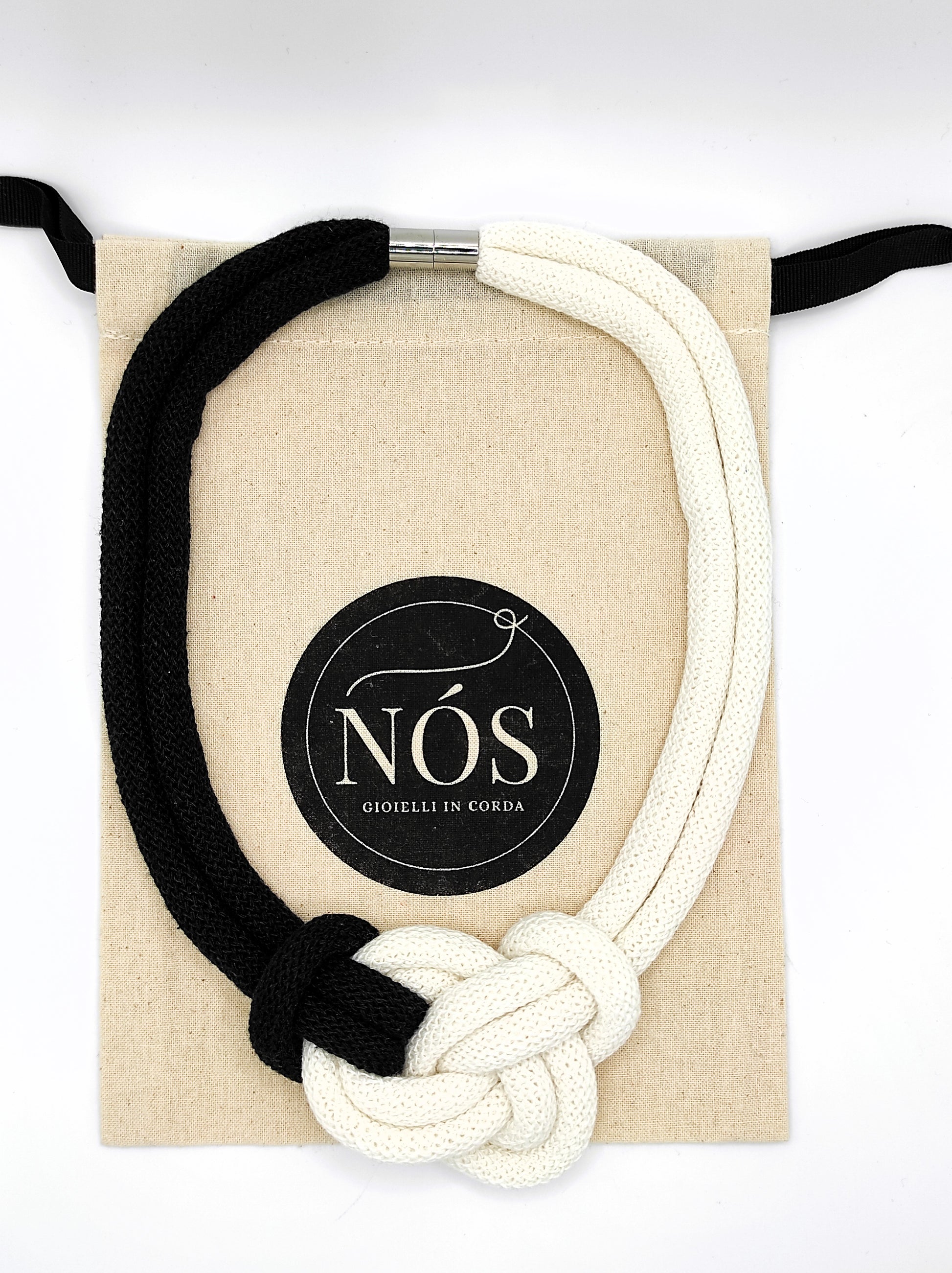 Collana di cotone, modello Rea, color off-white & black.