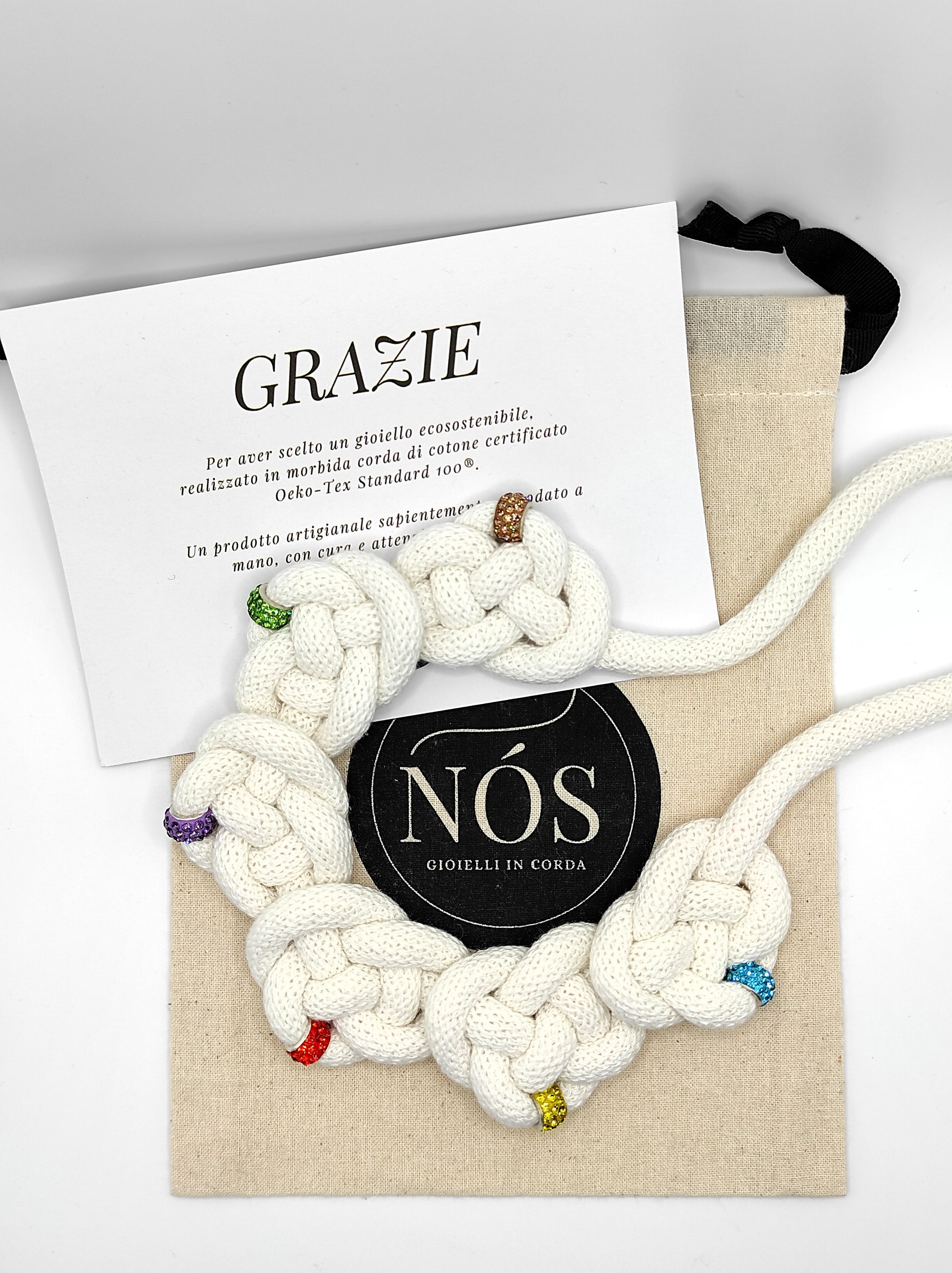 Collana in cotone, modello Flora Posh, color off-white, con punti luce colorati.