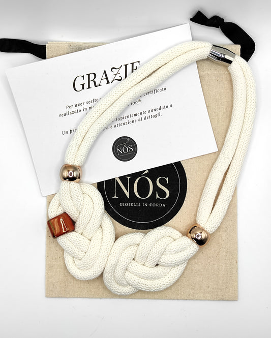 Collana in cotone, modello V di Vittoria, con perla in ceramica e sfere laterali. Color off-white.