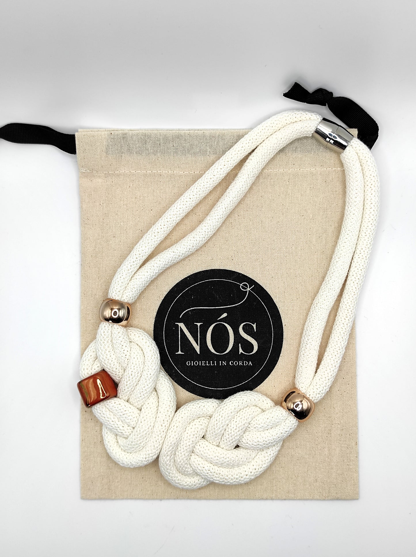 Collana in cotone, modello V di Vittoria, con perla in ceramica e sfere laterali. Color off-white.