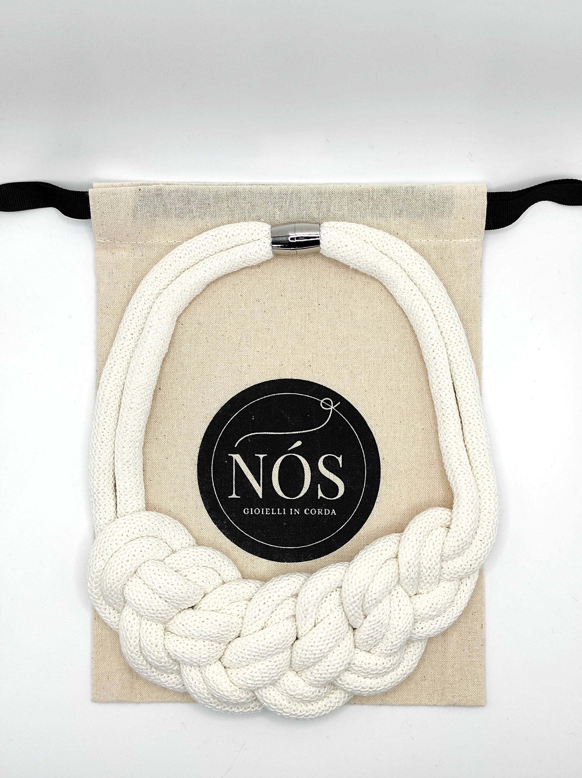 Collana in cotone, modello Smeralda, color off-white.