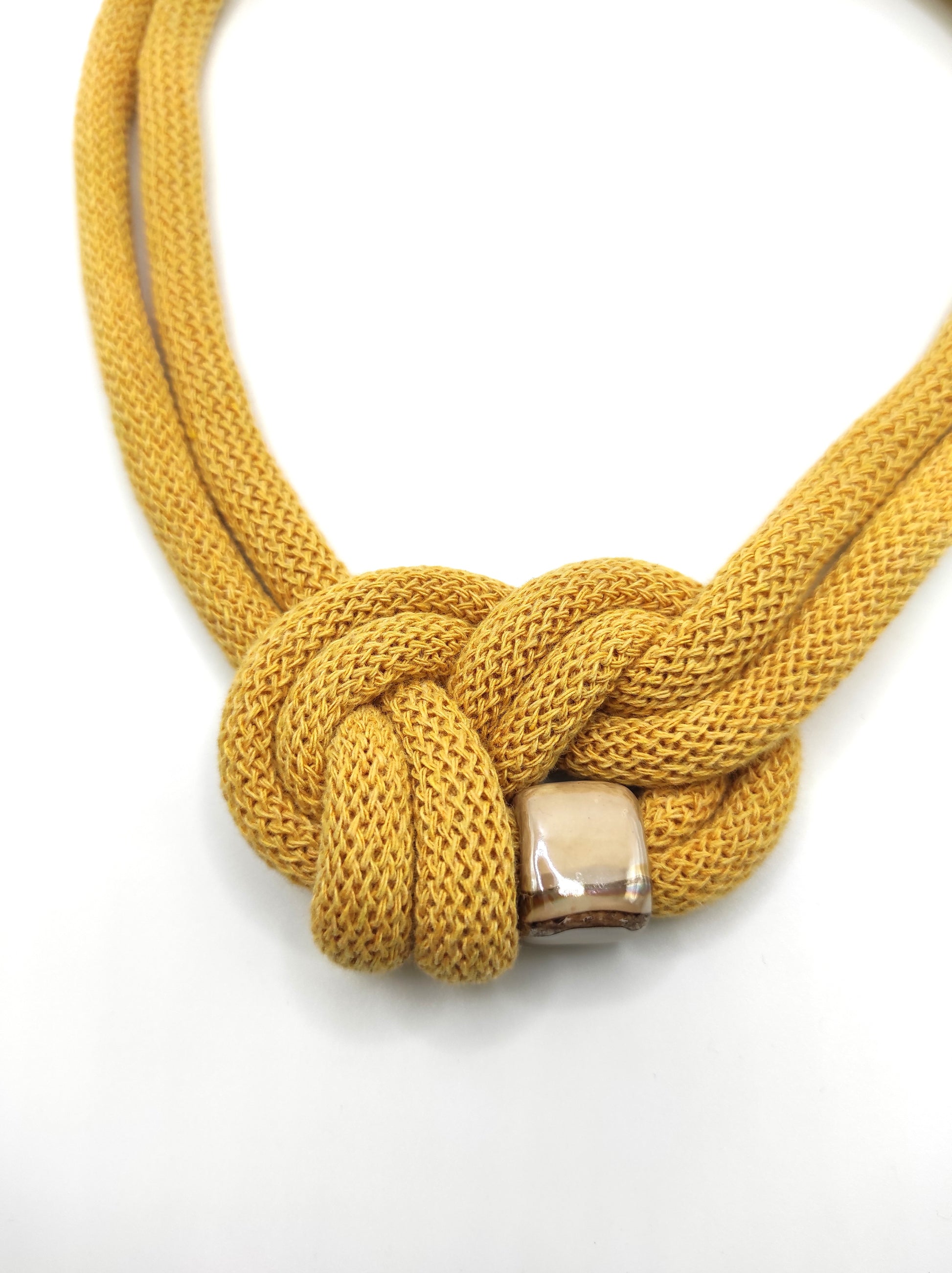 Collana di cotone con perla in ceramica smaltata, modello Circe, color honey.