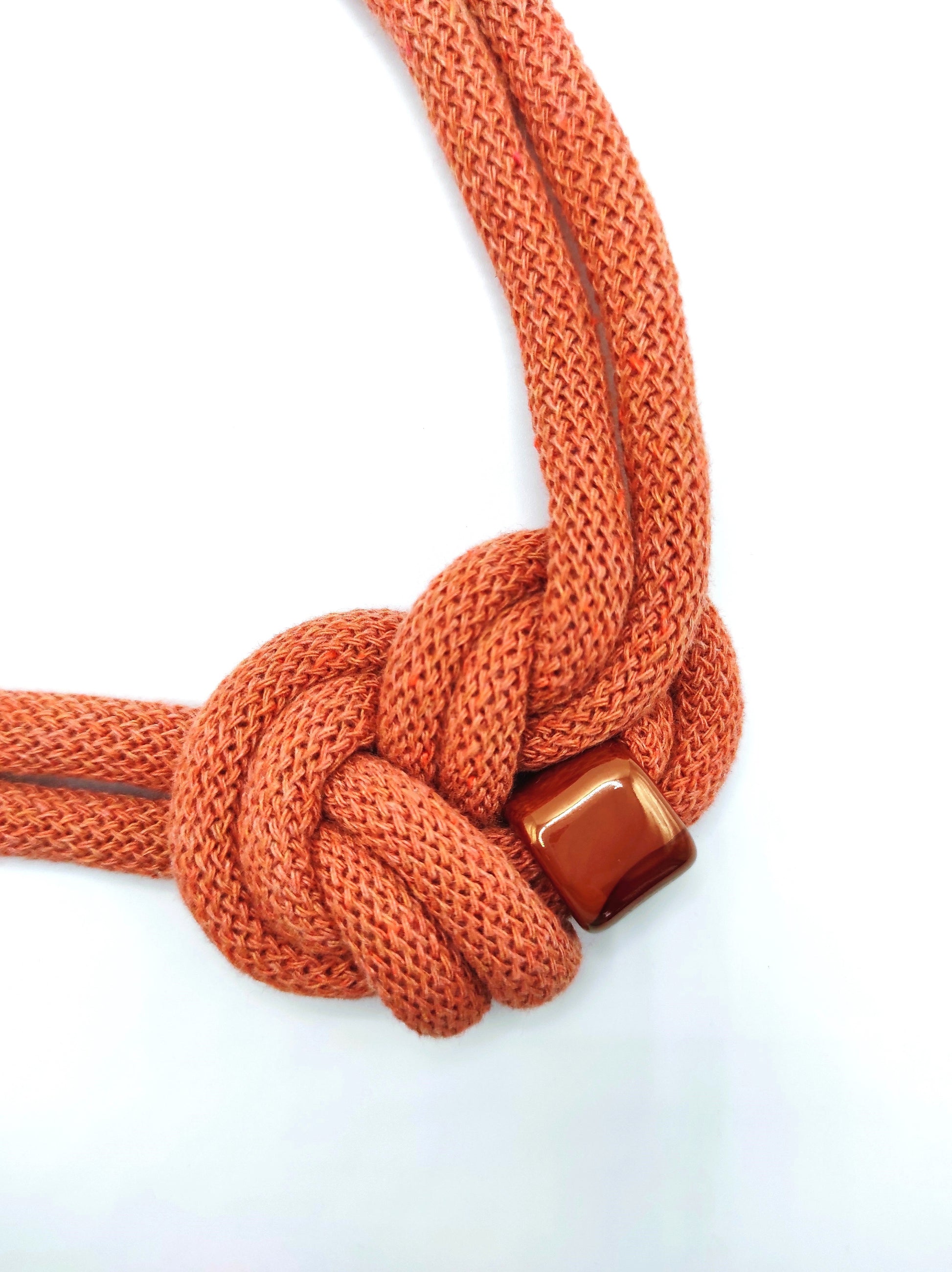 Collana di cotone con perla in ceramica smaltata, modello Circe, color terracotta.