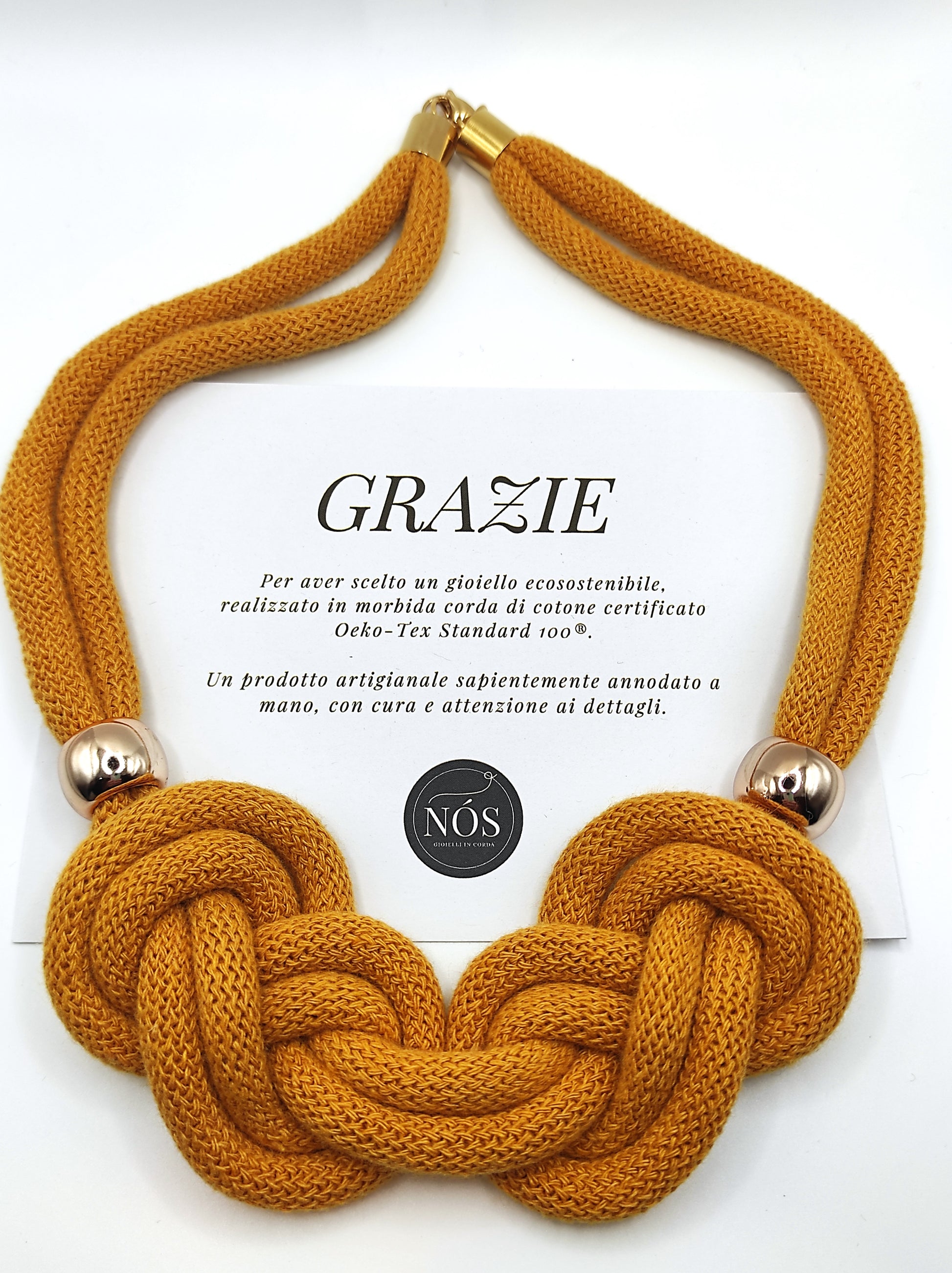 Collana in cotone, modello V di Vittoria, con sfere laterali. Color mustard.