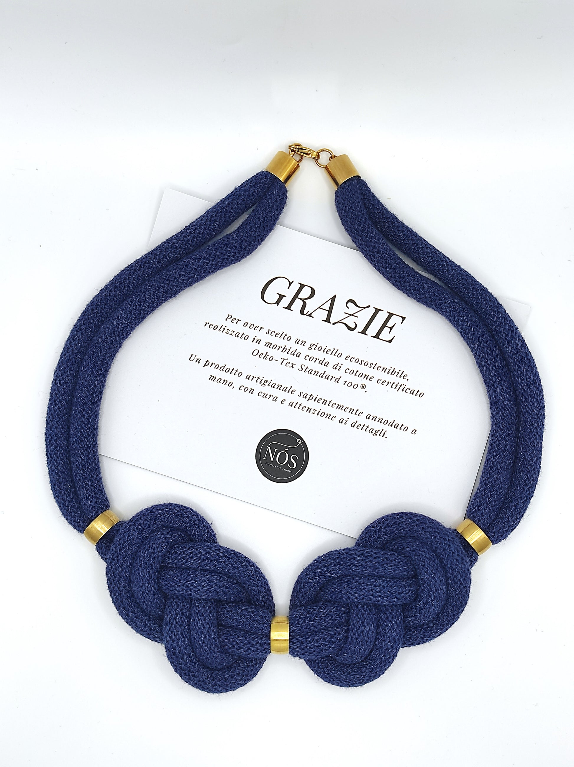 Collana in cotone, modello V di Vittoria, con inserti dorati e chiusura dorata con gancio in acciaio inossidabile. Color jeans.