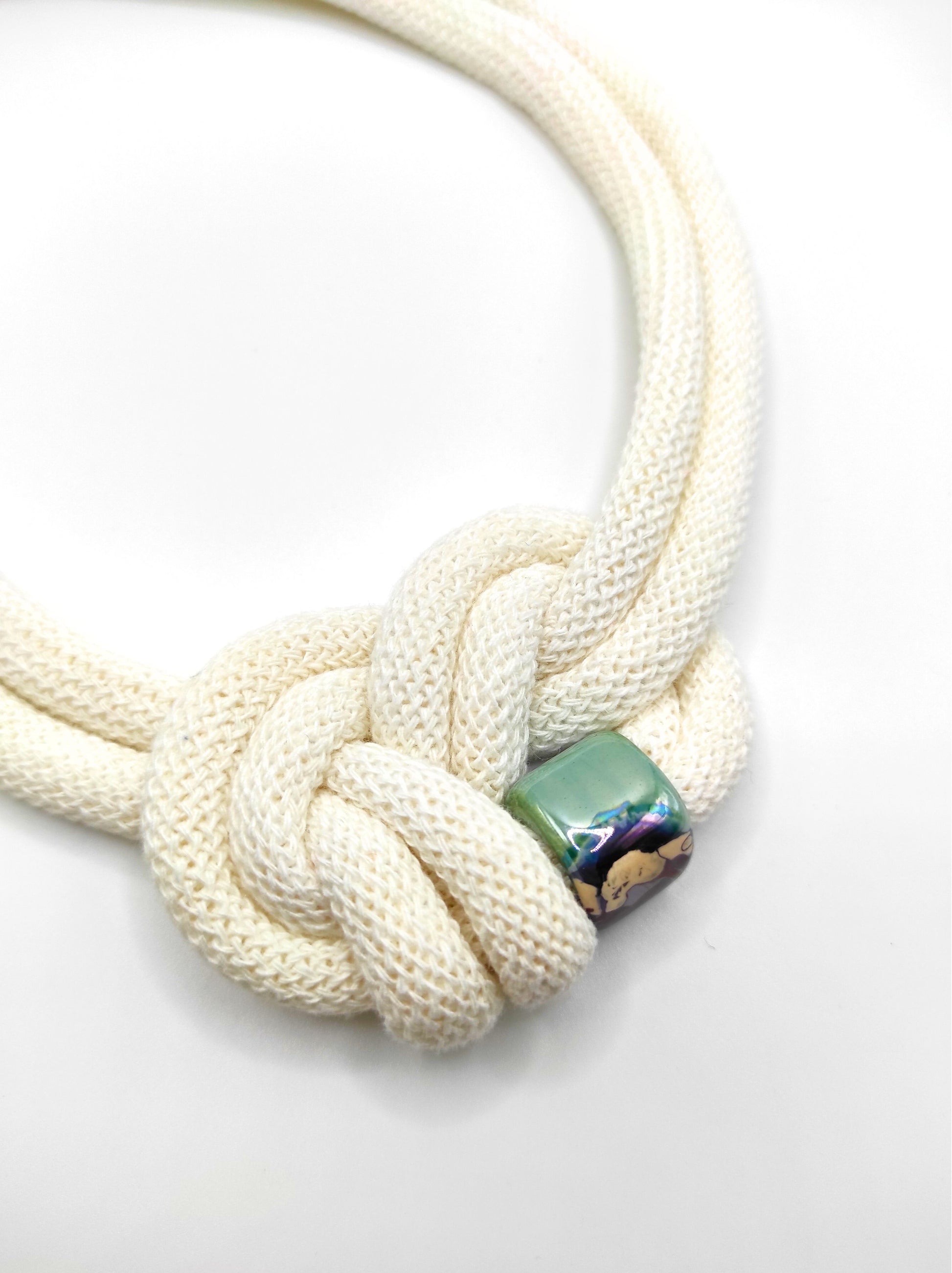 Collana di cotone con perla in ceramica smaltata, modello Circe, color off white.