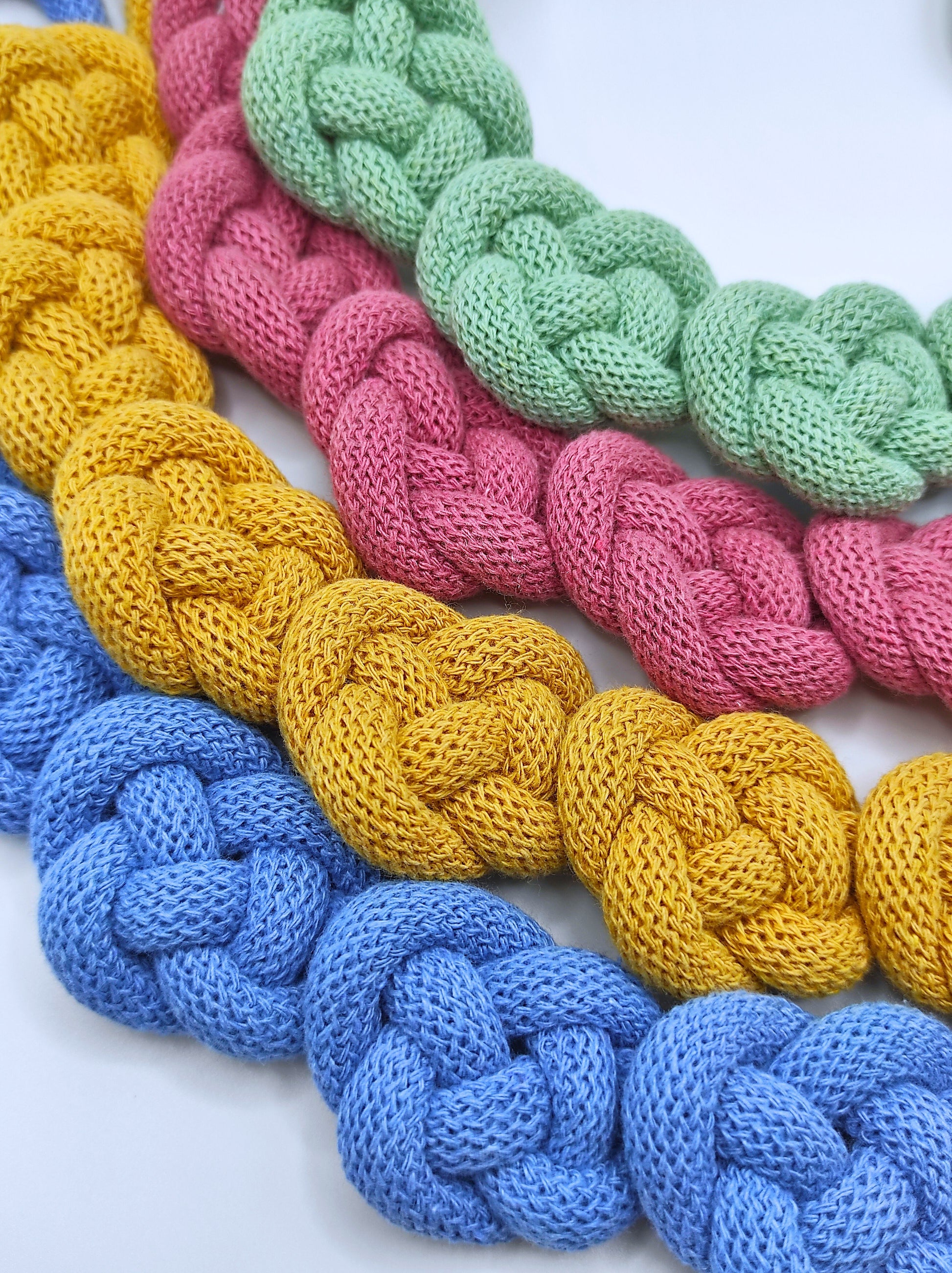 Collana in corda di cotone, modello Flora, vari colori.