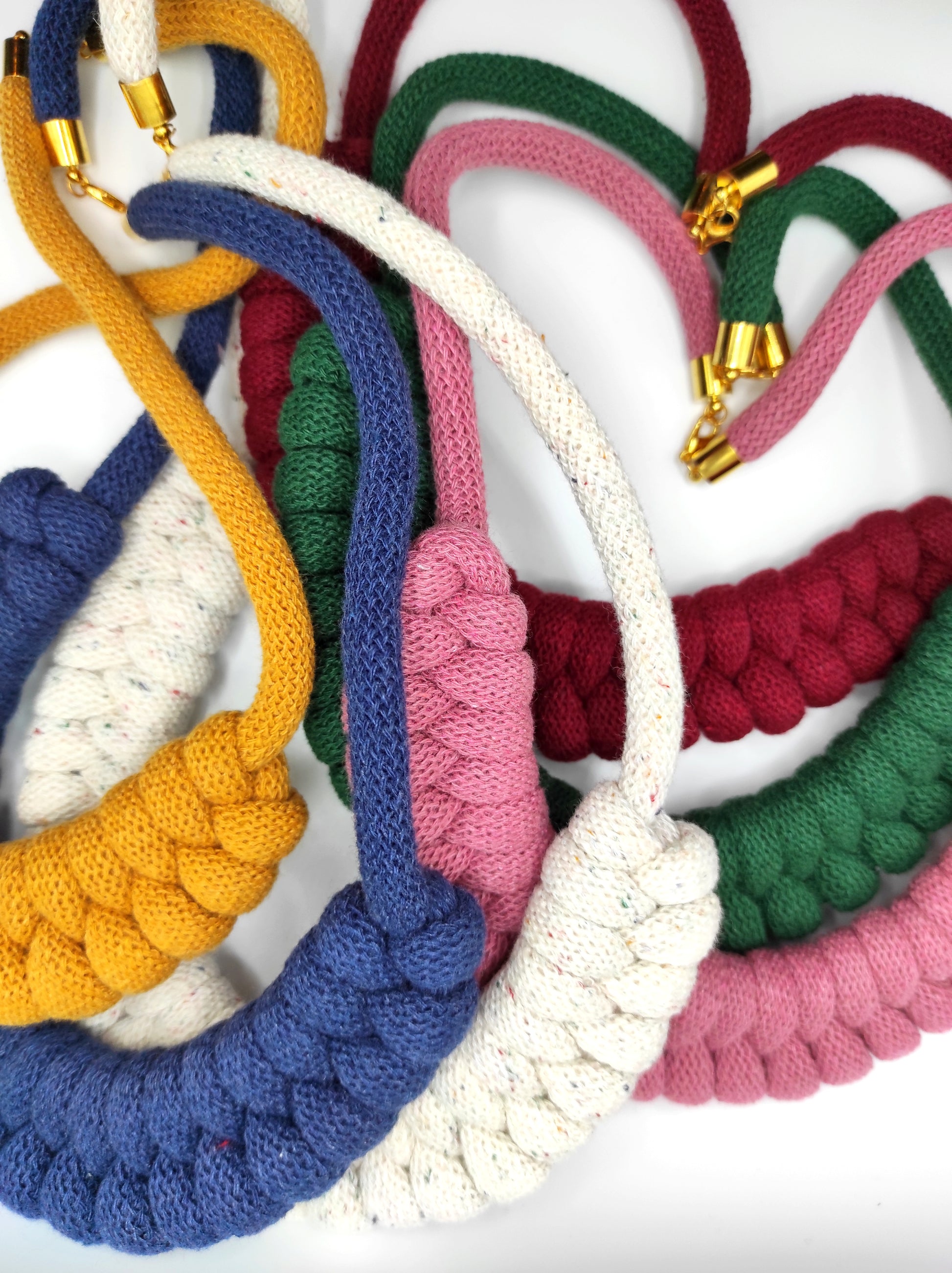 Collane in cotone ecologico, modello Venere, vari colori.
