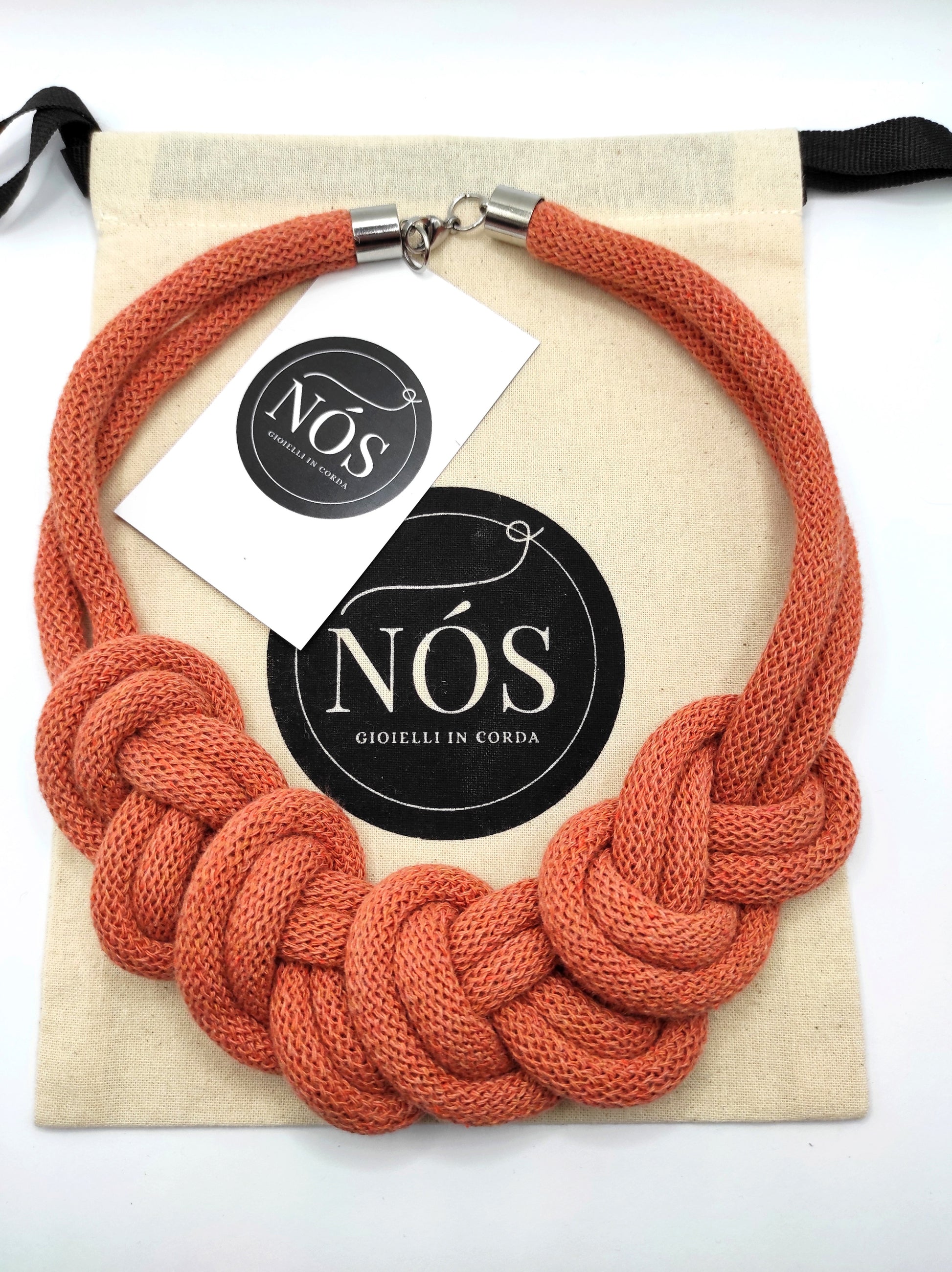Collana di cotone modello Vittoria, color terracotta.