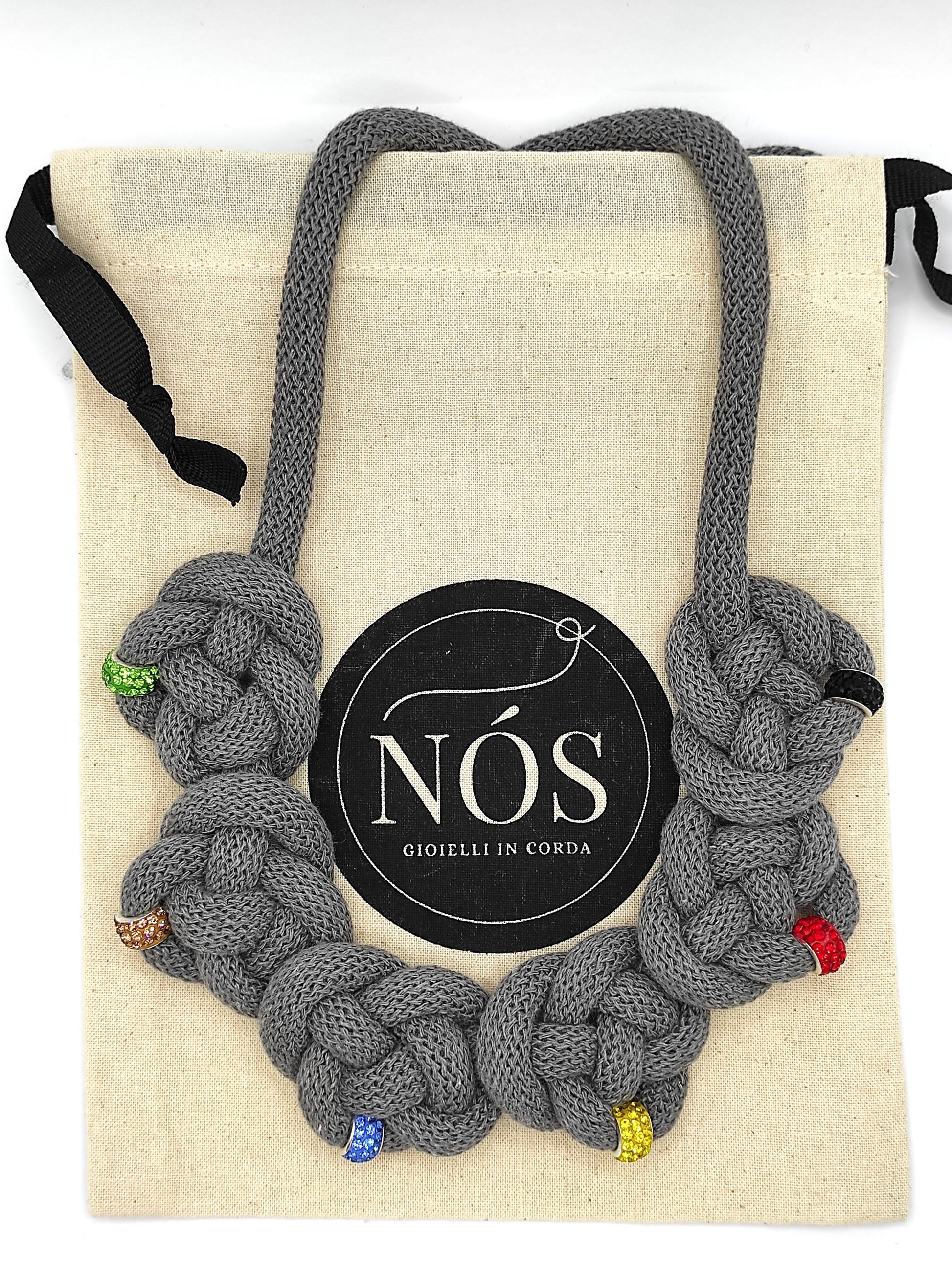 Collana in cotone, modello Flora Posh, color stone grey, con punti luce colorati.