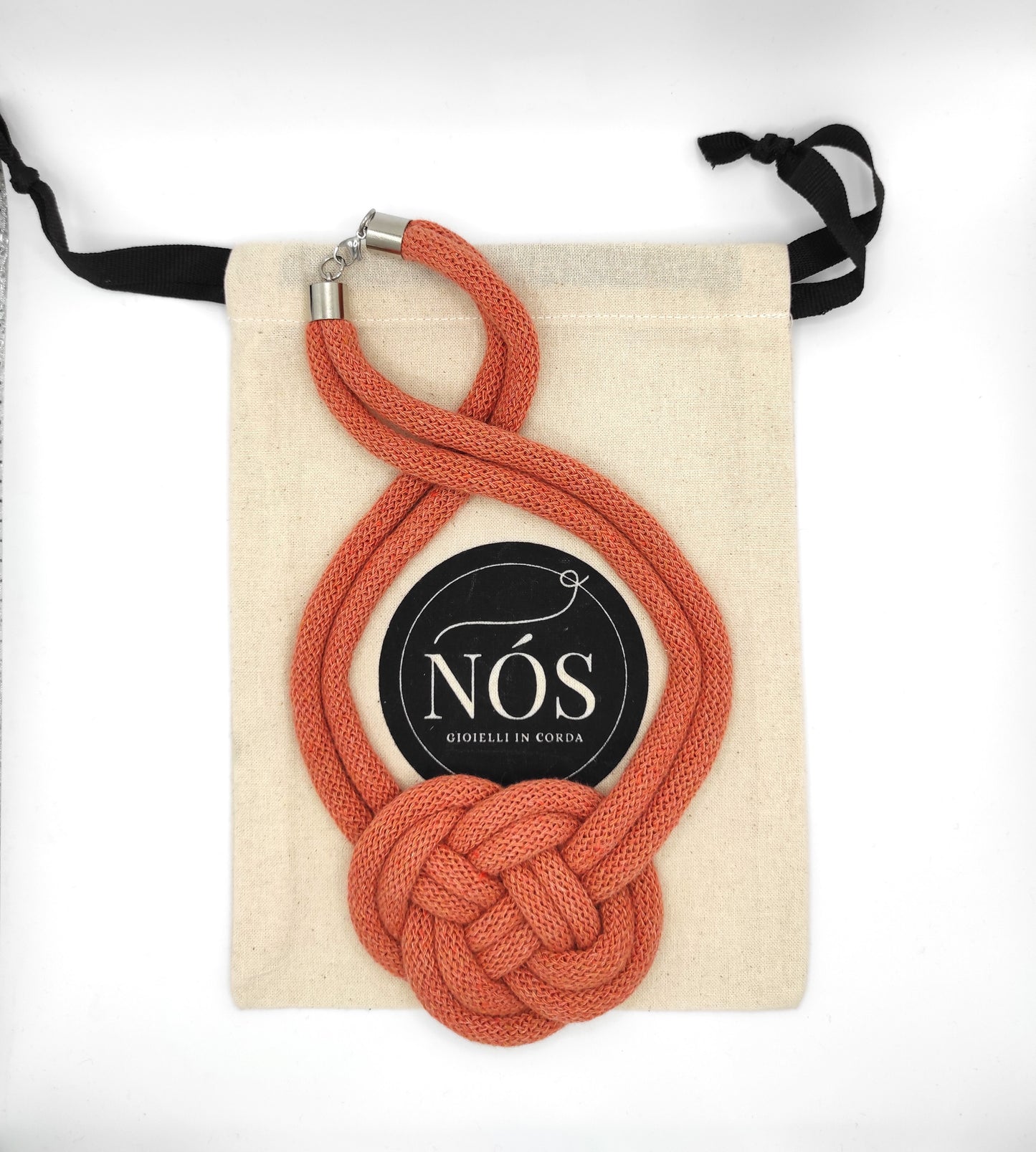 Collana in cotone modello Gea, color terracotta.