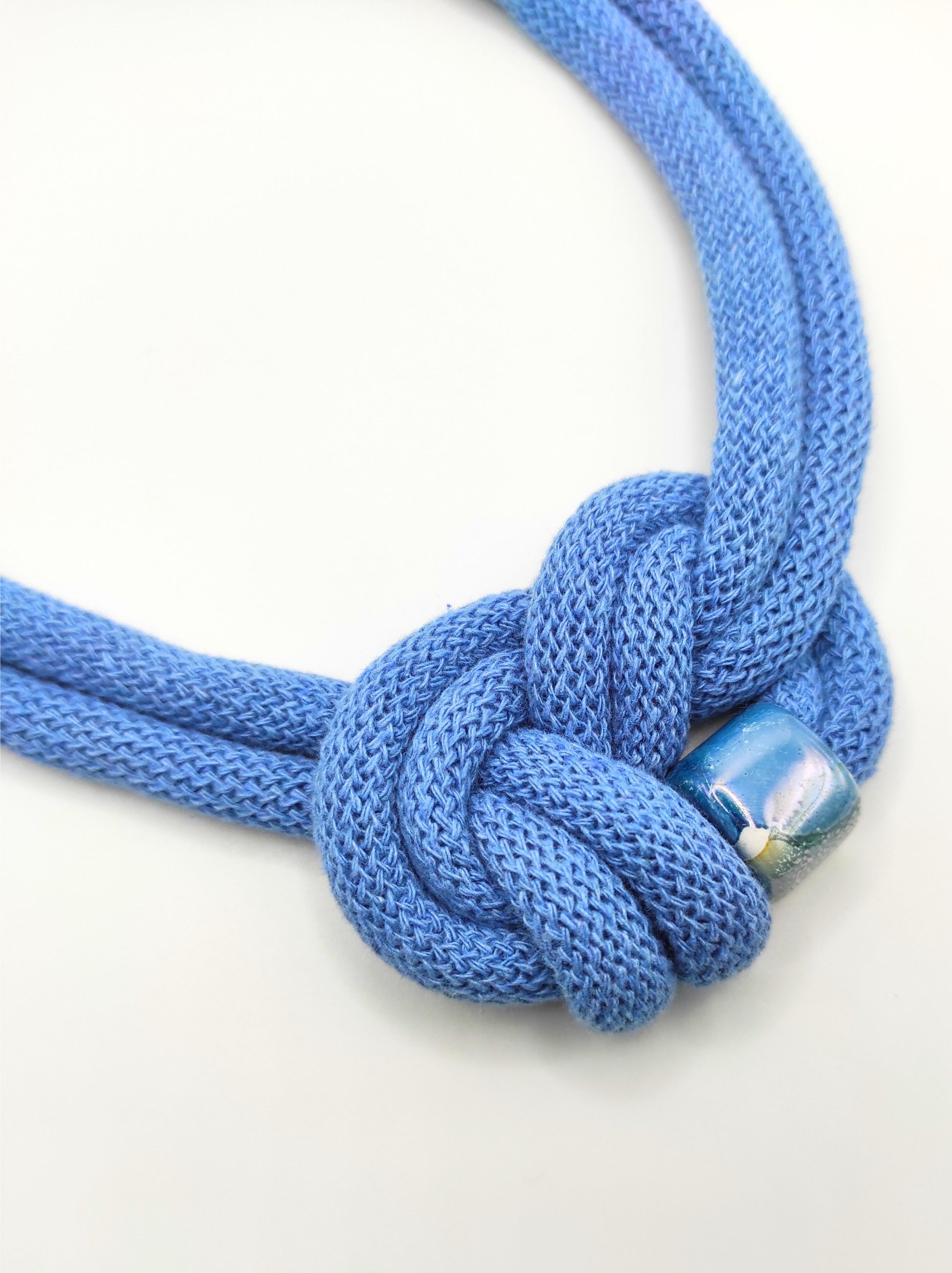 Collana di cotone con perla in ceramica smaltata, modello Circe, color perfect blue.