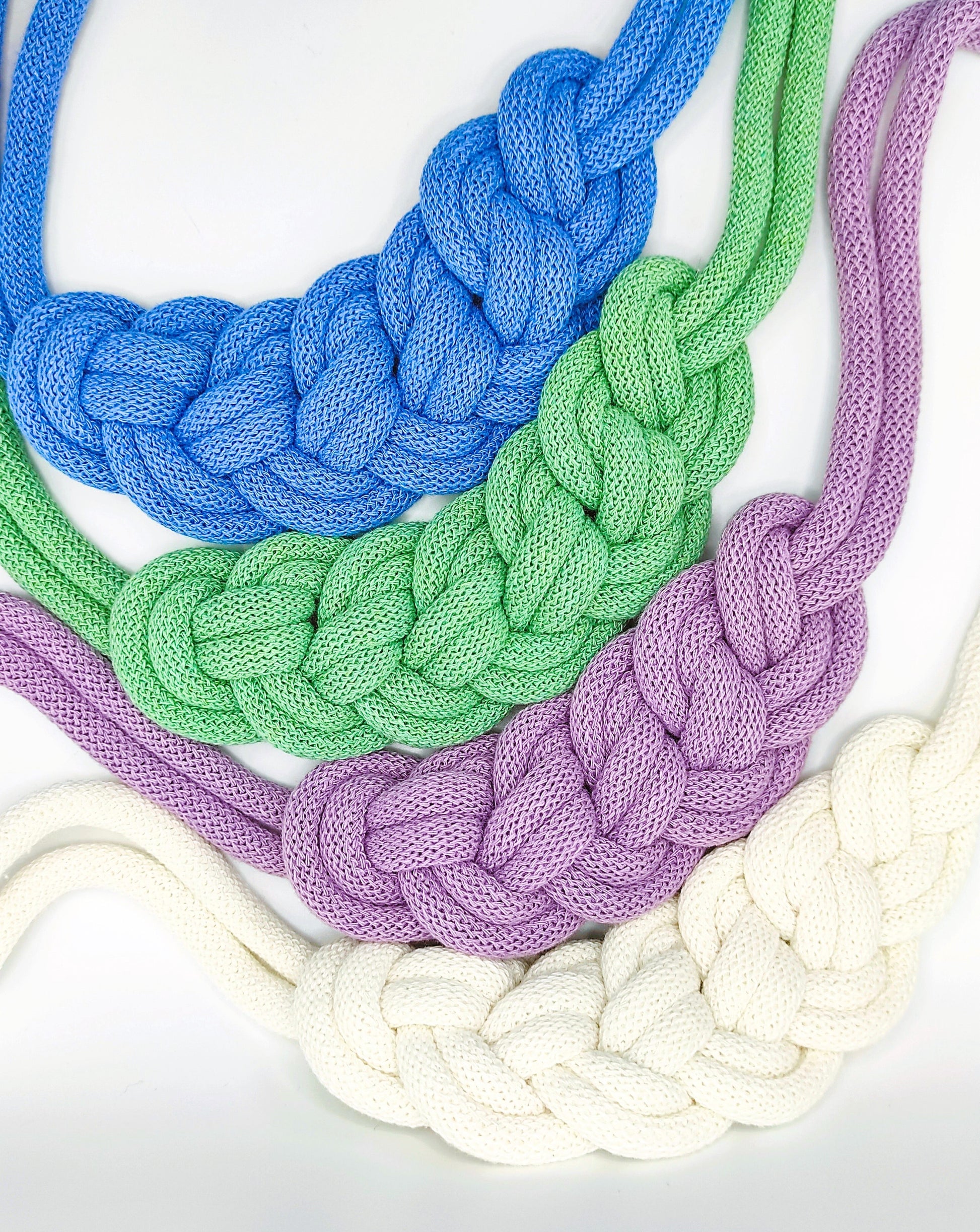 Collana in cotone, modello Smeralda, vari colori.